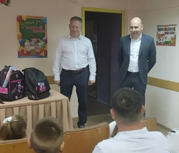 Глава Минцифры Максим Изосимов вручил подарки семье из Каменского района